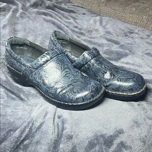 b.o.c. Born Concept Peggy clogs floral pattern size 11